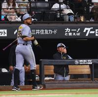 　９回、戦況を見つめる藤川監督（左は三振に倒れベンチに戻るヘルナンデス）＝撮影・中島達哉