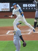 　４回、山県に勝ち越し２ランを浴びる門別（撮影・西岡正）