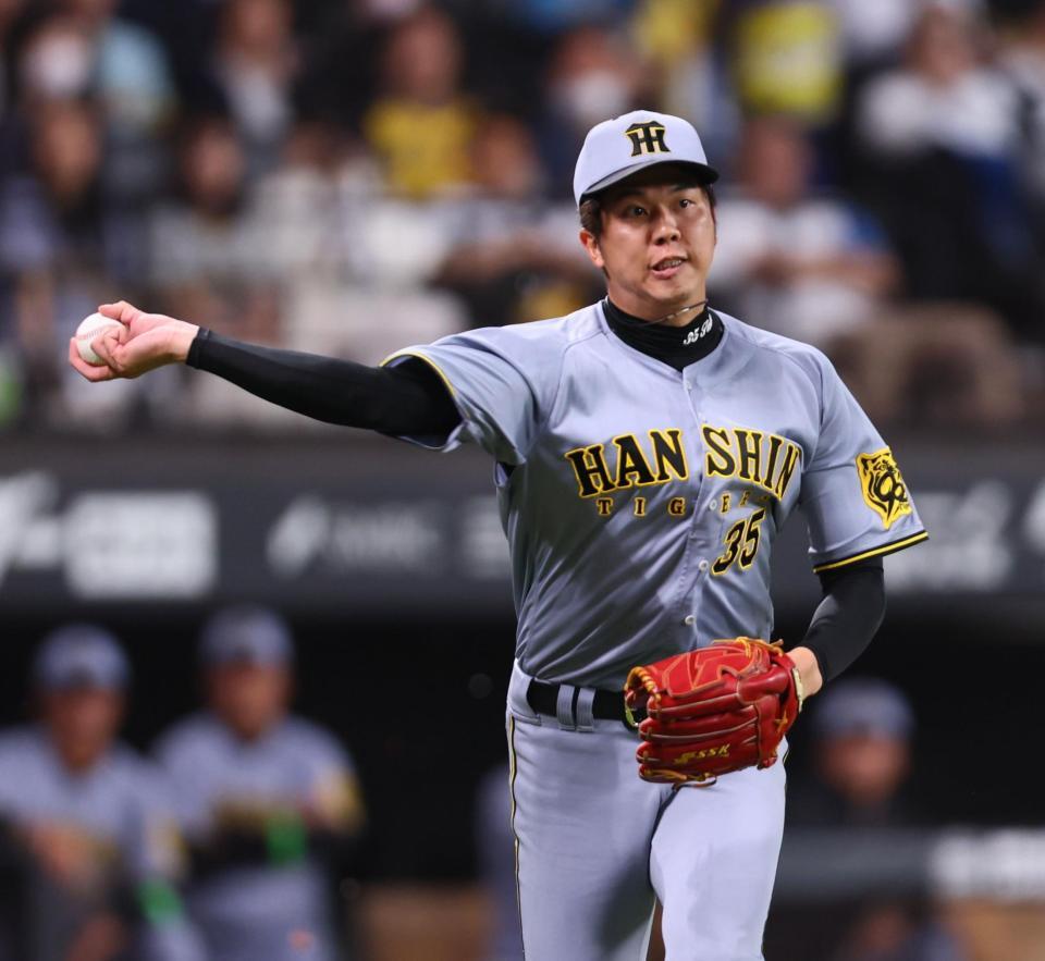 　１回、水谷の投ゴロを処理し、一塁へ送球する才木（撮影・中島達哉）