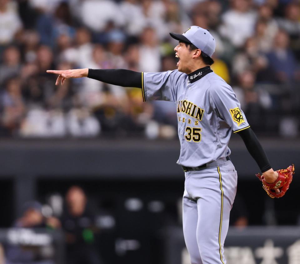 　１回、清宮幸の打球の方向をさけぶ才木（撮影・中島達哉）