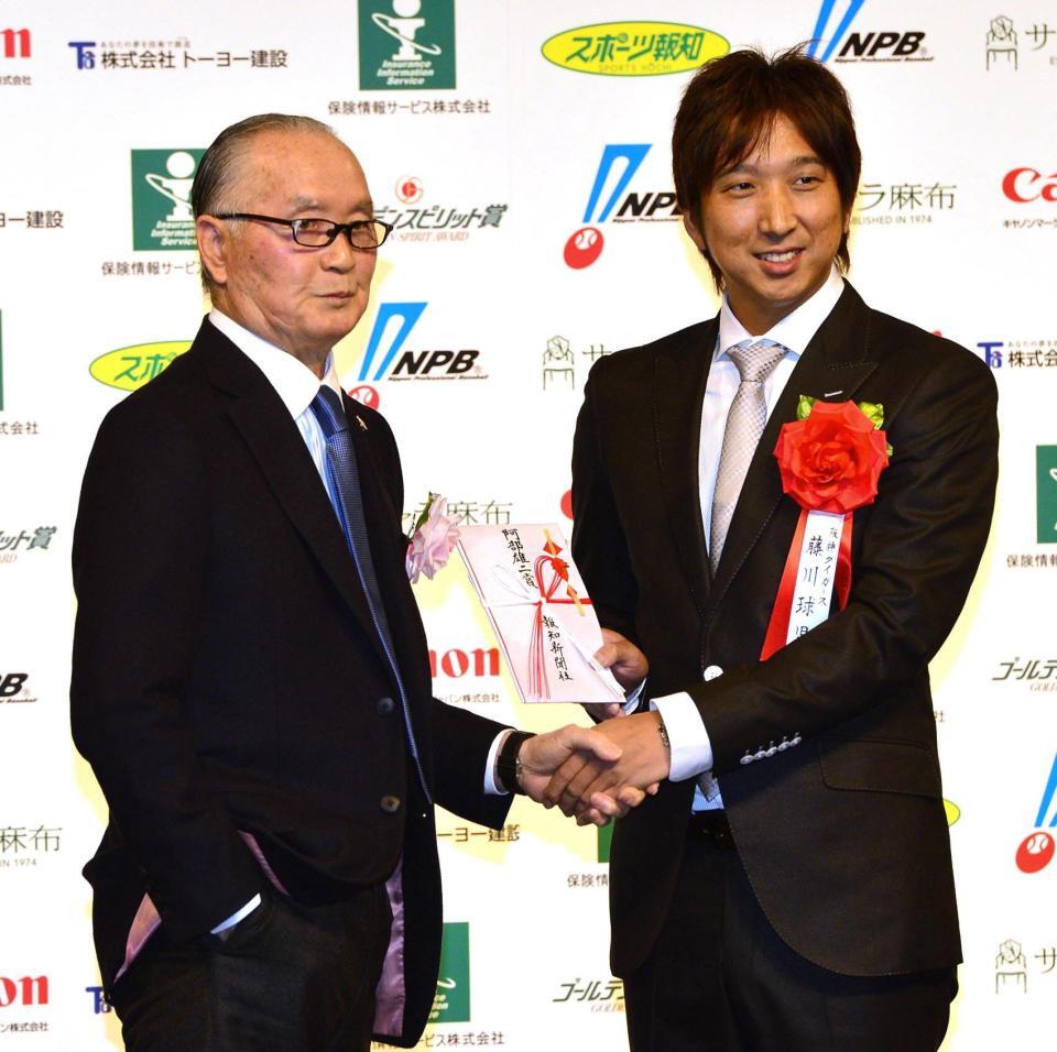　ゴールデンスピリット賞授賞式で長嶋氏と握手を交わす藤川＝１２年１１月