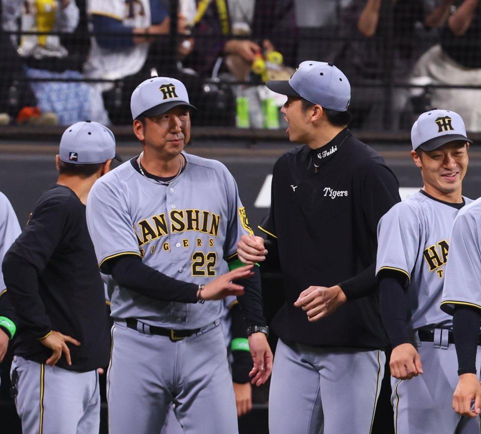 　日本ハムに勝利をあげ、才木（右から２人目）をねぎらう藤川監督（左）＝撮影・中島達哉