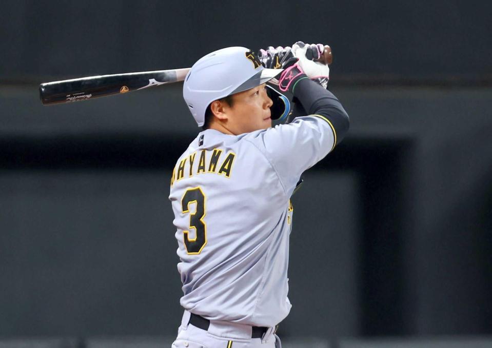 　６回、先制ソロを放つ大山（撮影・中島達哉）