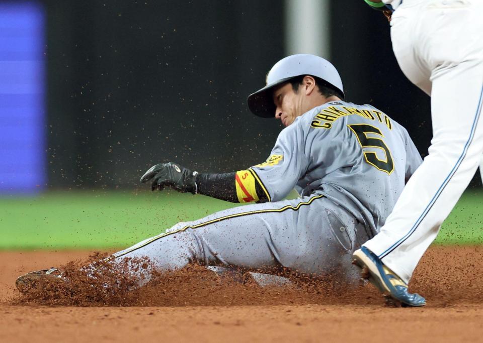 　５回、二盗を決める近本（撮影・田中太一）