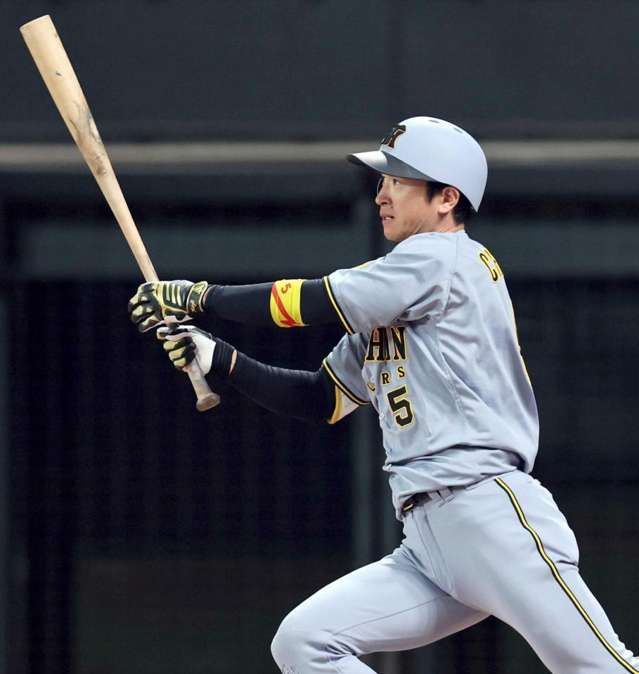 　３回、安打を放つ近本（撮影・田中太一）