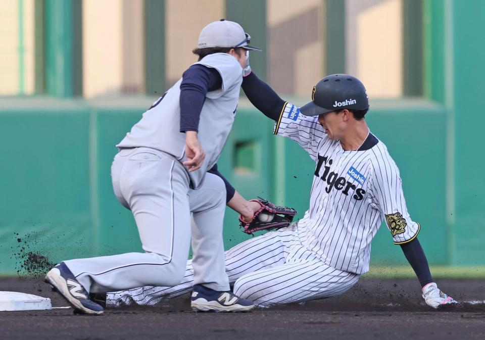 １回、井坪の右前打で三塁へ滑り込む小幡（撮影・立川洋一郎）