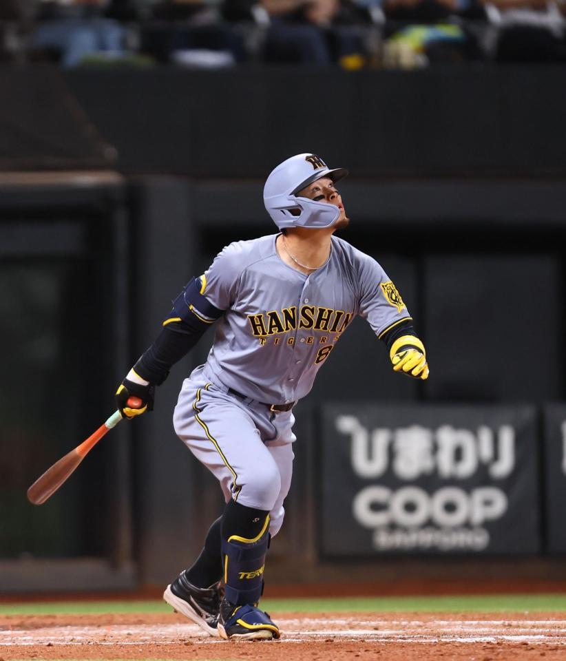 ４回、ソロを放つ佐藤輝（撮影・中島達哉）