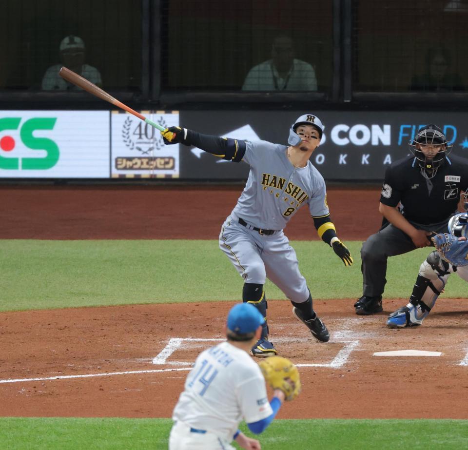 ４回、右越えソロを放つ佐藤輝（撮影・西岡正）