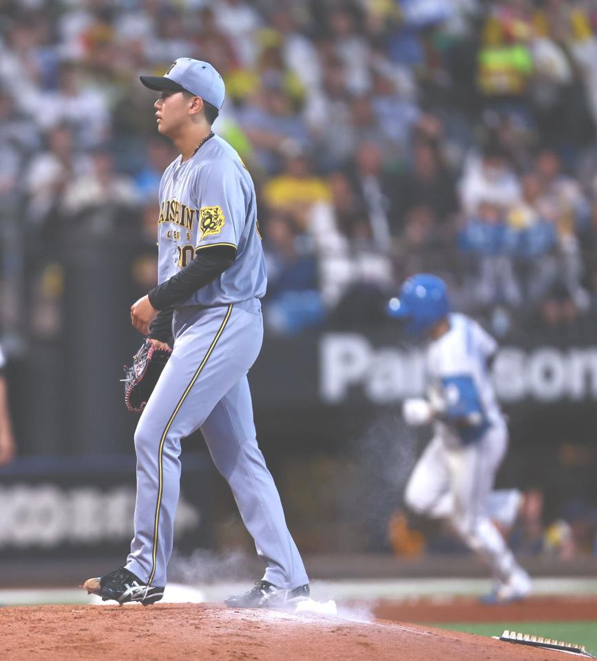 ４回、山県（右）に勝ち越し２ランを浴びた門別（撮影・中島達哉）