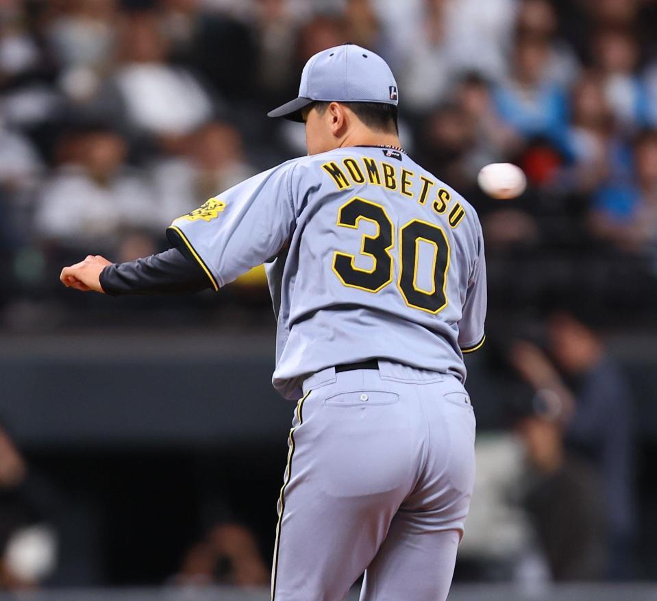 　１回、打者・郡司に先制打を許す門別（撮影・中島達哉）