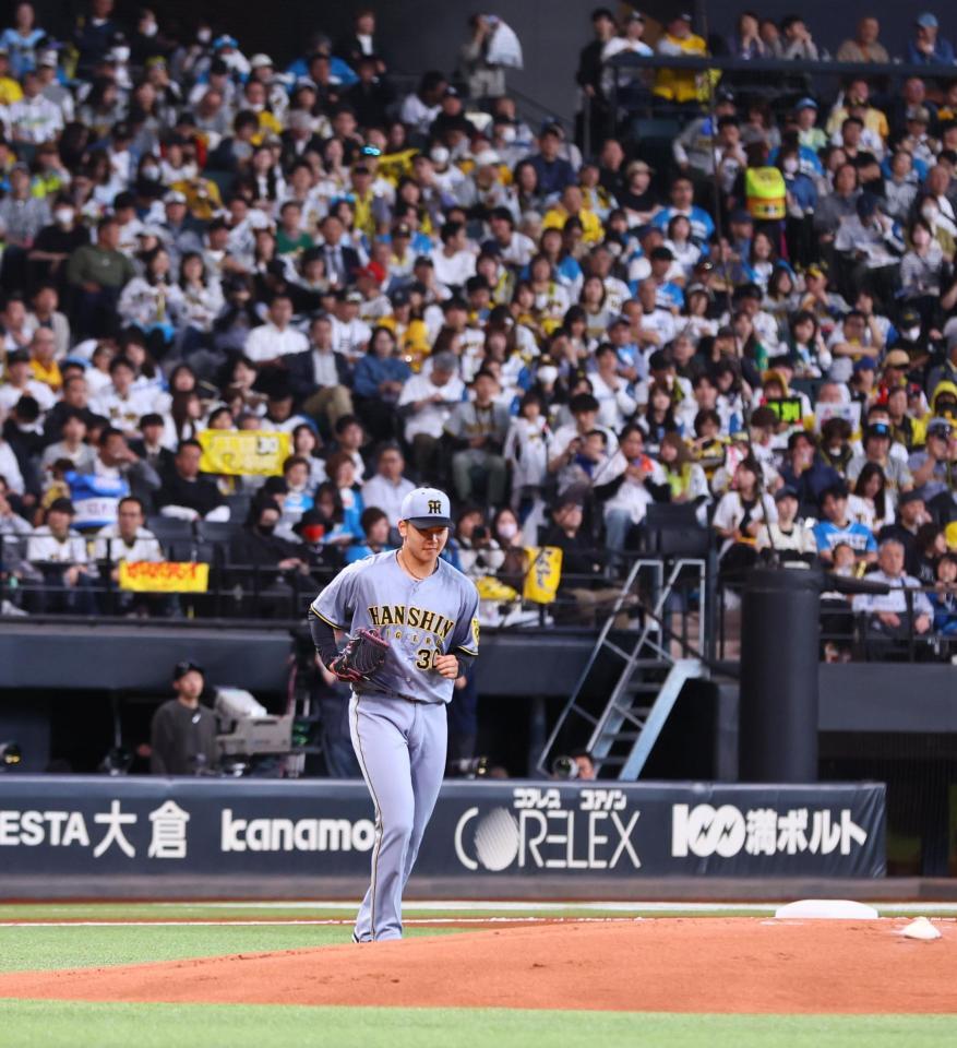 凱旋登板のマウンドに向かう門別（撮影・中島達哉）