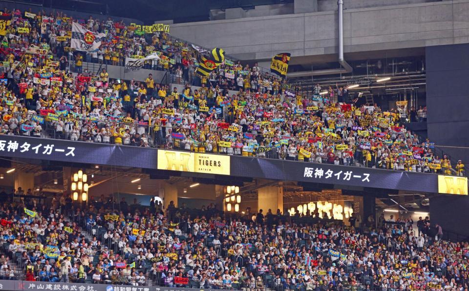 ７回、六甲おろしを歌う阪神ファン（撮影・中島達哉）