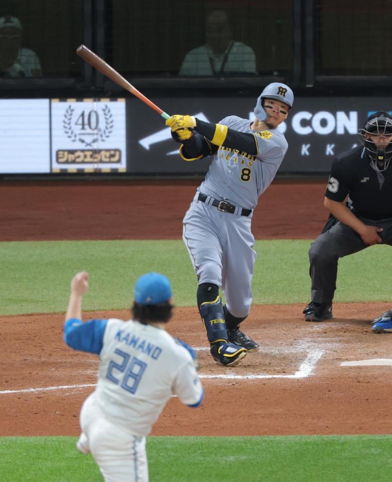 ８回、中越え２ランを放つ佐藤輝（撮影・西岡正）