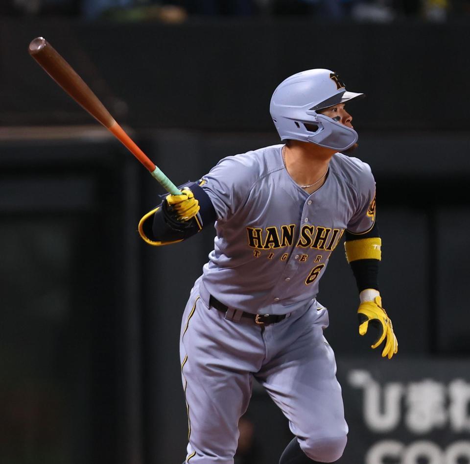 ８回、２ランを放つ佐藤輝（撮影・中島達哉）