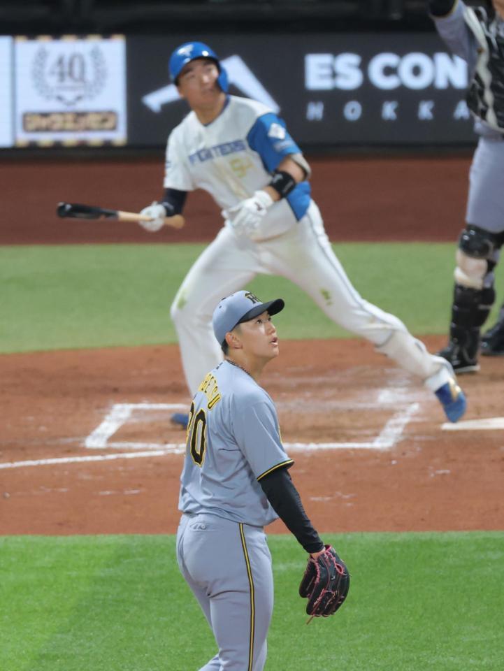 　４回、山県に勝ち越し２ランを浴びる門別（撮影・西岡正）