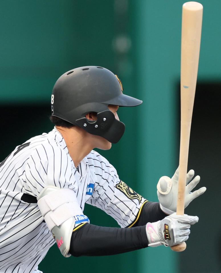 １回、左前打を放つ小幡（撮影・立川洋一郎）