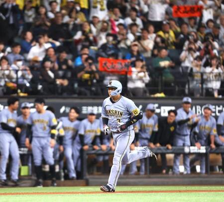 　４回、同点ソロを放ち、ダイヤモンドを回る阪神・大山悠輔（撮影・中島達哉）