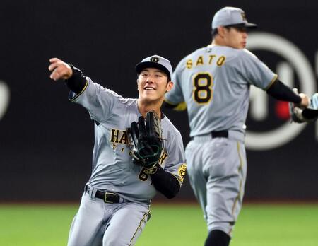 　外野ノックを受ける豊田（撮影・田中太一）