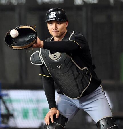 　捕球の練習をする栄枝（撮影・田中太一）