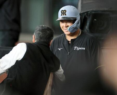 　川藤幸三氏（手前）に話しかけられる大山（撮影・田中太一）