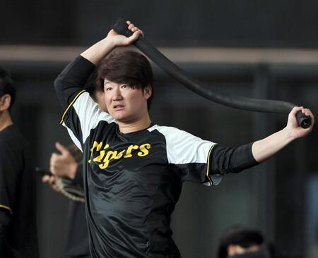 　打撃練習の準備をする渡辺（撮影・田中太一）