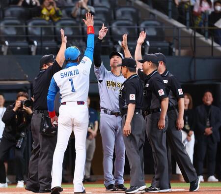 　メンバー表を交換し、新庄監督（左から２人目）、審判団と手を挙げる藤川監督（中央）＝撮影・中島達哉