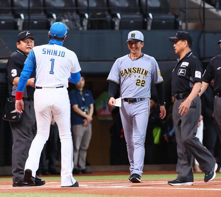 　笑顔で新庄監督（左から２人目）とのメンバー表交換に向かう藤川監督（右から２人目）＝撮影・中島達哉