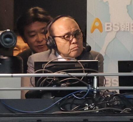 　テレビブースから試合を見る岡田彰布オーナー付顧問（撮影・西岡正）