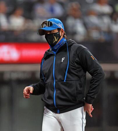 　５回、細野の交代を告げる新庄監督（撮影・中島達哉）