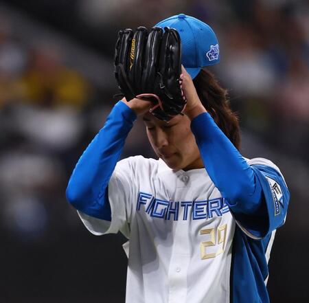 　５回途中で降板し、肩を落とす細野（撮影・中島達哉）