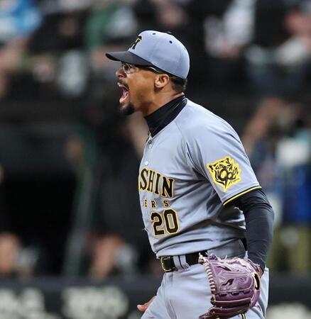 　６回、清宮幸を三振に仕留め、声を張り上げるデュプランティエ（撮影・田中太一）