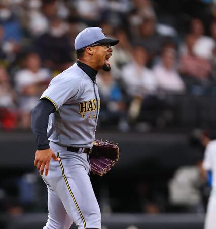 　６回、清宮幸を三振に仕留め、雄たけびを上げるデュプランティエ（撮影・中島達哉）