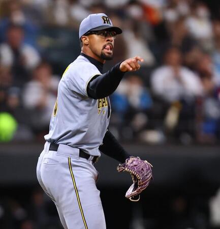 　５回、五十幡を三振に仕留め、舌を出すデュプランティエ（撮影・中島達哉）