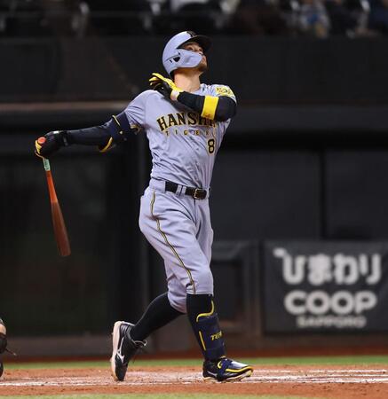 　８回、ソロを放ち、通算１００号を達成する佐藤輝（撮影・中島達哉）