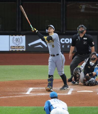 　８回、通算１００号となるソロを放つ佐藤輝（撮影・西岡正）