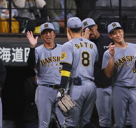 　日本ハムに勝ち越しを決め、佐藤輝（８）を迎える藤川監督（左）とデュプランティエ（撮影・中島達哉）