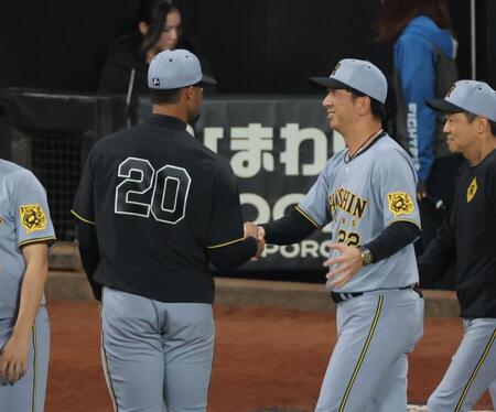 　勝利投手のデュプランティエを祝福する藤川監督（撮影・西岡正）