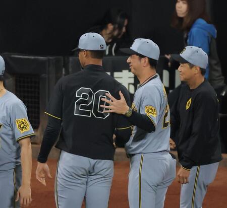 　勝利投手のデュプランティエを祝福する藤川監督（撮影・西岡正）