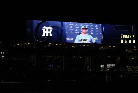 　場内が暗転し、佐藤輝がお立ち台に上げる（撮影・中島達哉）