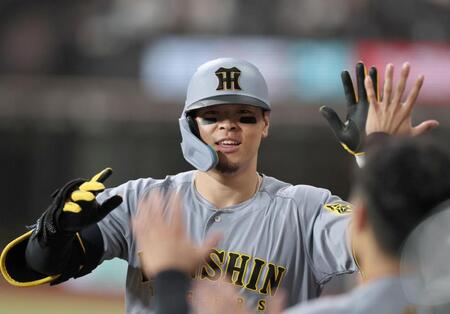 　８回、ナインに祝福される佐藤輝（撮影・田中太一）