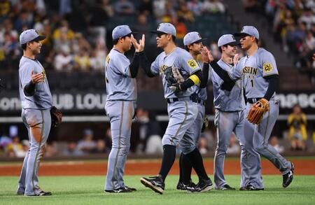 　日本ハムに勝ち越しを決め、ナインとタッチを交わす佐藤輝（中央）＝撮影・中島達哉