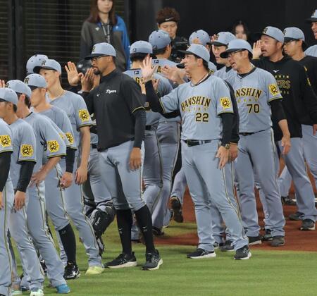 　デュプランティエ（中央左）と並んでナインを迎える藤川監督（同右）＝撮影・西岡正