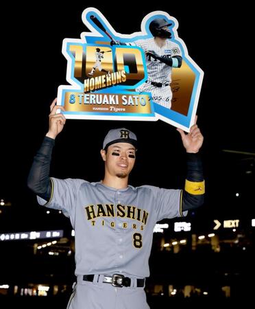 　お立ち台でボードを掲げる佐藤輝（撮影・田中太一）