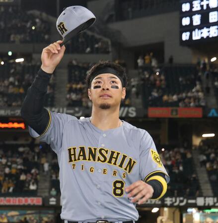 お立ち台でファンの声援に応える阪神・佐藤輝明＝エスコンフィールド（撮影・田中太一）