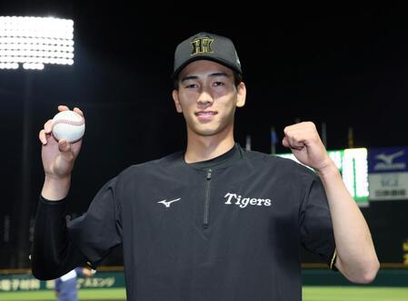 　ウエスタンリーグ・くふうハヤテ戦に先発し５回１失点で初勝利を挙げ笑顔を見せる今朝丸（撮影・立川洋一郎）