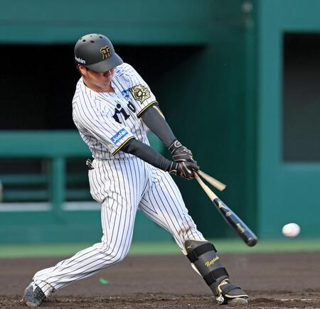 　２回、中前打を放つ長坂（撮影・立川洋一郎）