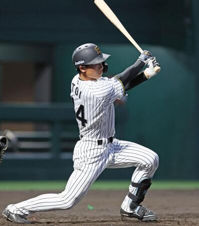 　４回、右中間へ先制の適時二塁打を放つ戸井（撮影・立川洋一郎）