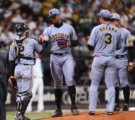 　７回、交代を告げられ、坂本（左）とグータッチを交わすデュプランティエ（中央）＝撮影・中島達哉