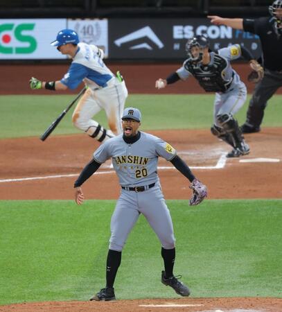 　６回、清宮幸を三振に打ち取り、吠えるデュプランティエ（撮影・西岡正）