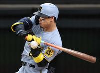 　４回、左手を痛める佐藤輝
